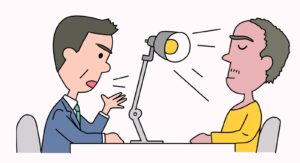 スタンドライトがまぶしい取調室の様子