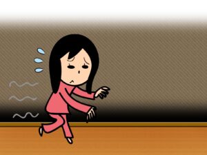 暗い廊下を歩く人