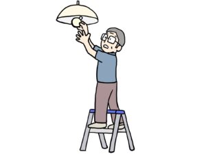 年配の男性が脚立に上がって電球交換する様子。