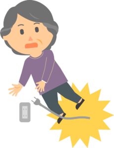 電源コードに足を引っかけたおばあさん