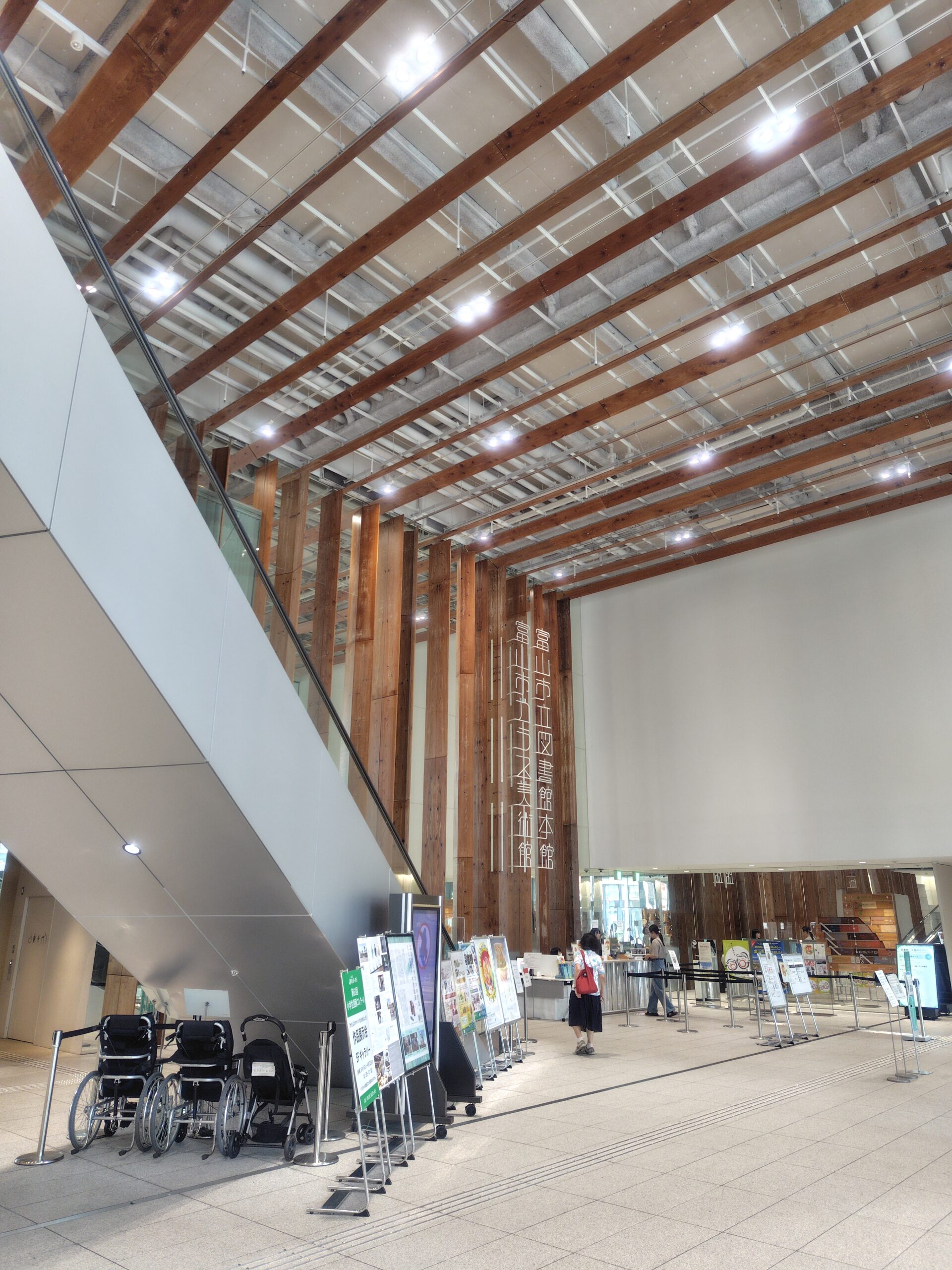 富山市ガラス美術館1階ホール