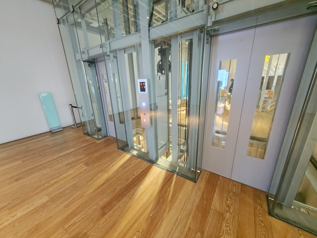 富山市ガラス美術館のエレベーター