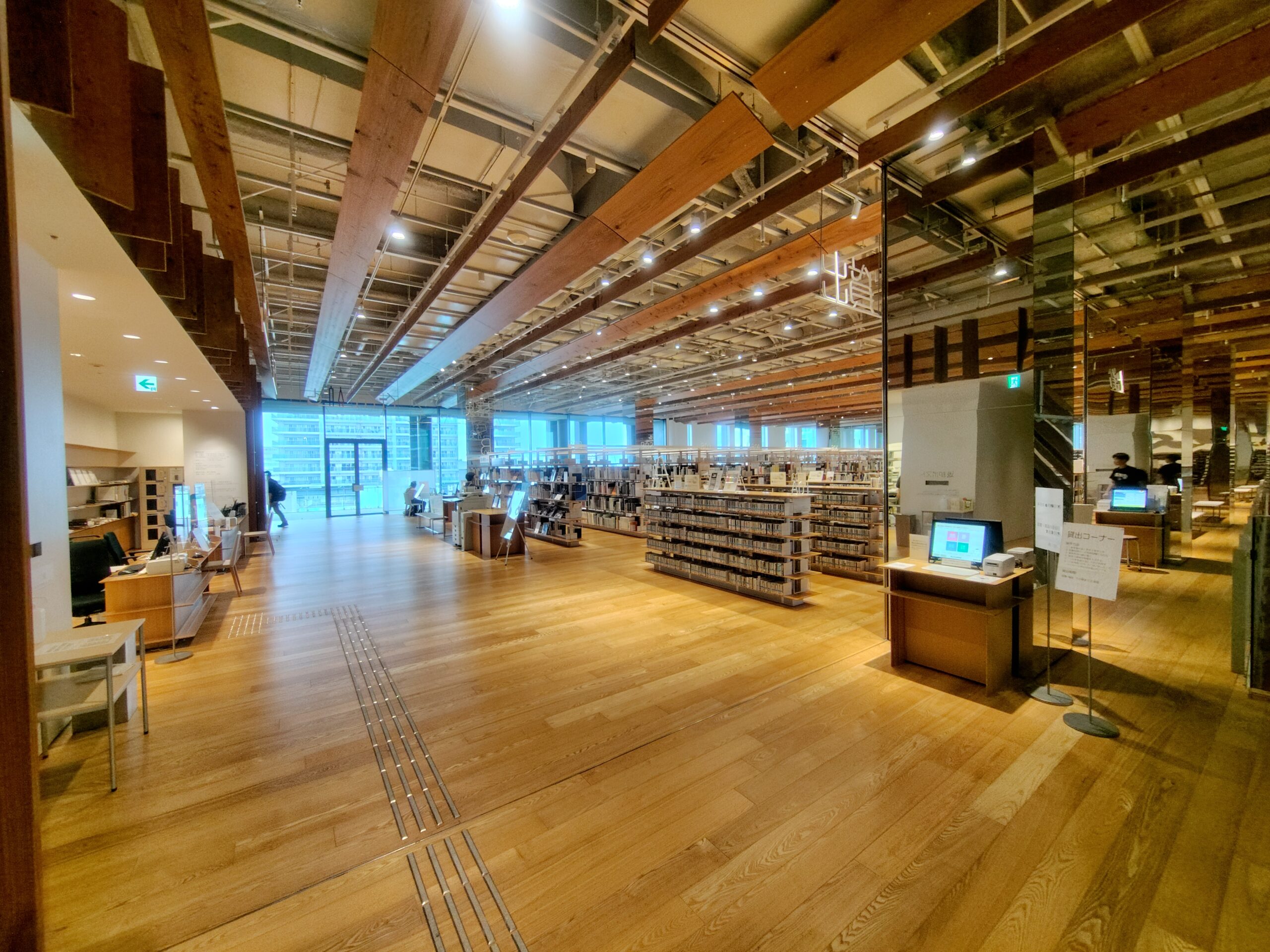 富山市ガラス美術館の図書館