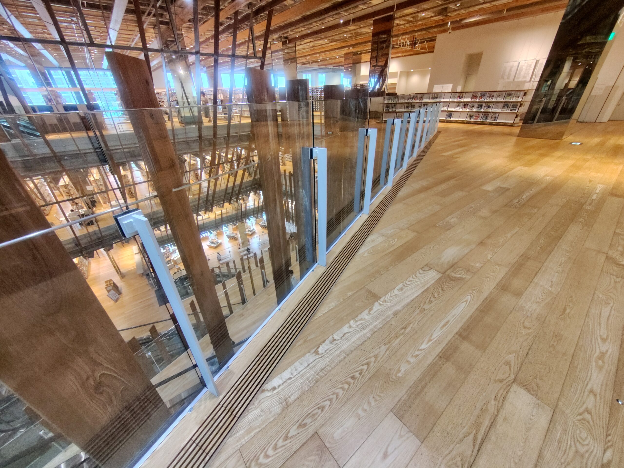 富山市ガラス美術館キラリの吹き抜けまわりのホール
