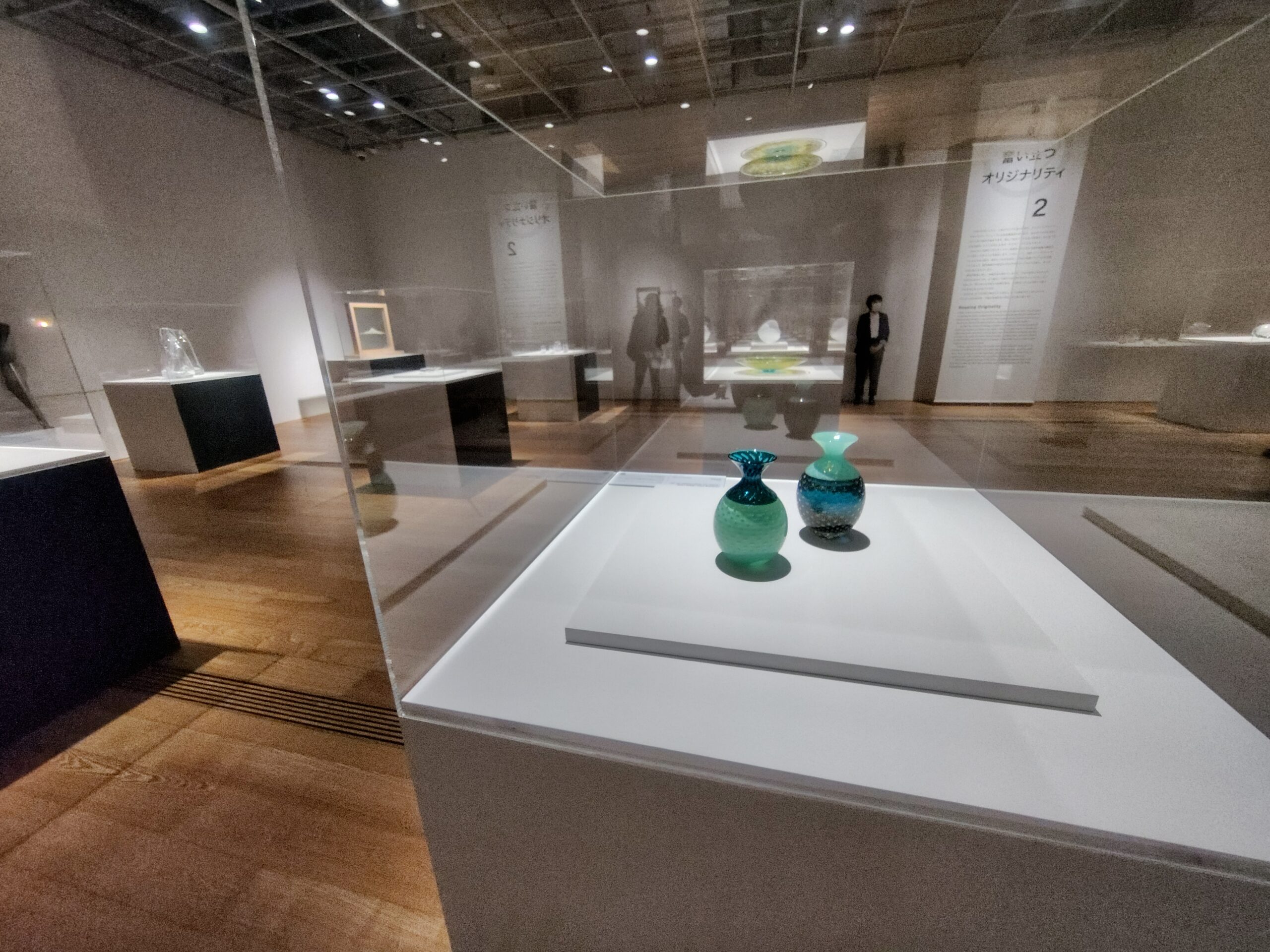 富山市ガラス美術館の企画展示の様子