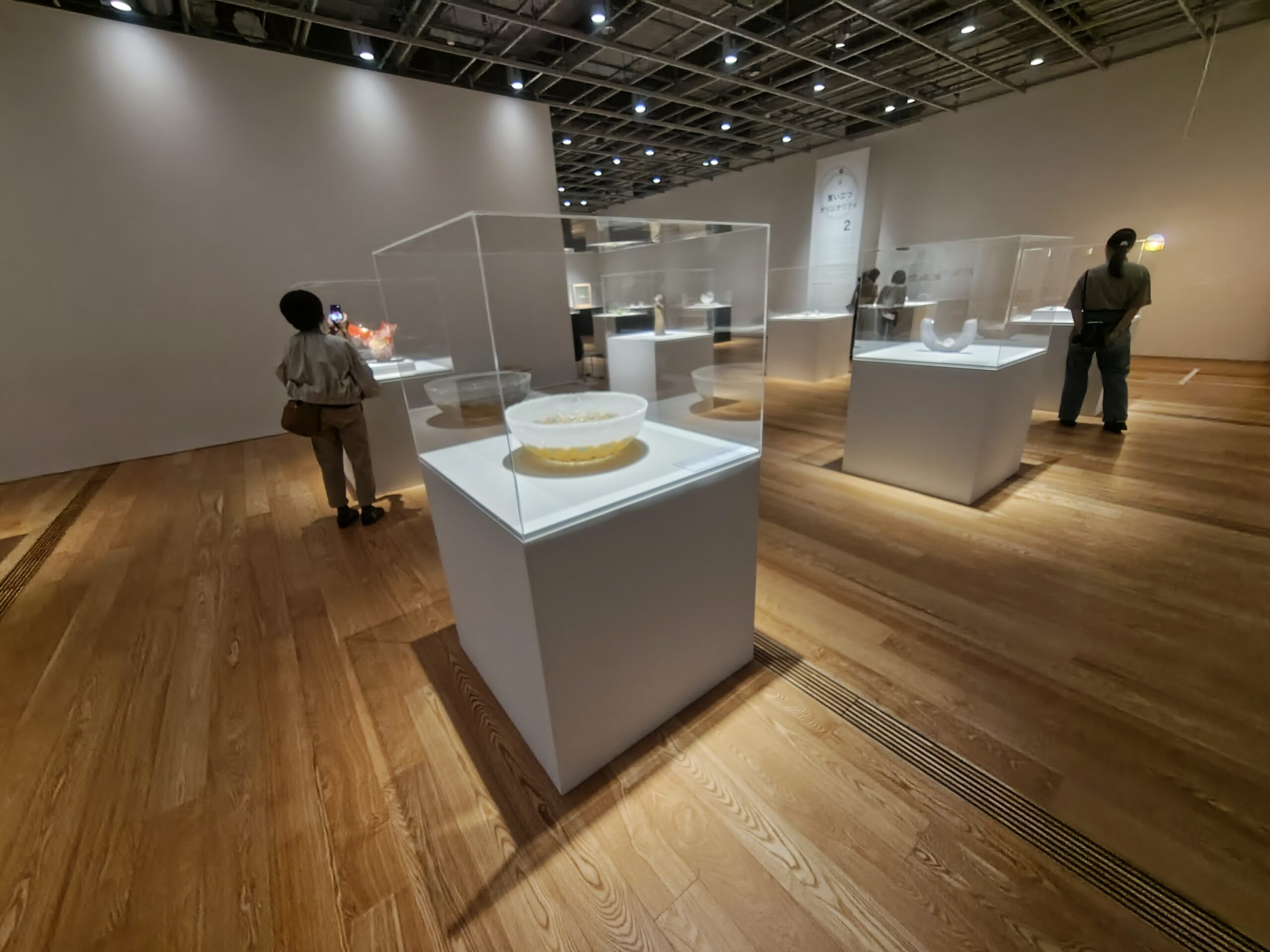 富山市ガラス美術館の展示室の様子