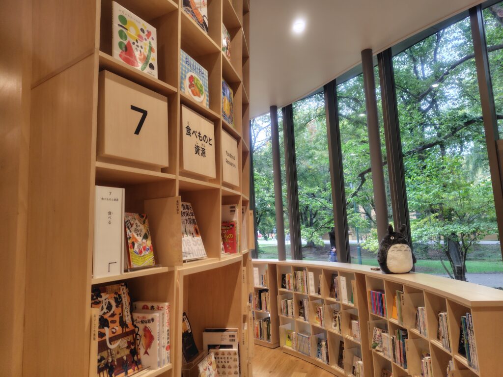 外に面したこども本の森札幌北大の図書室