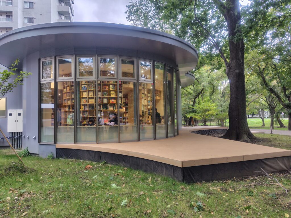 こども本の森札幌北大のウッドデッキ
